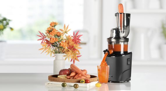 Odšťavňování ovoce a zeleniny v odšťavňovači Kuvings Whole Slow Juicer Exclusive